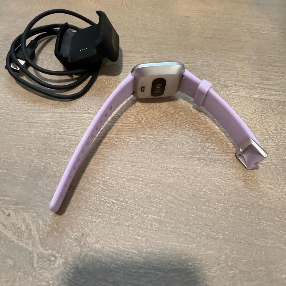 Fitbit Versa Lite- purple band - Picture 2 of 3